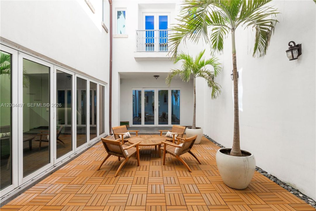 For Sale: $2,995,000 (3 beds, 3 baths, 2976 Square Feet)