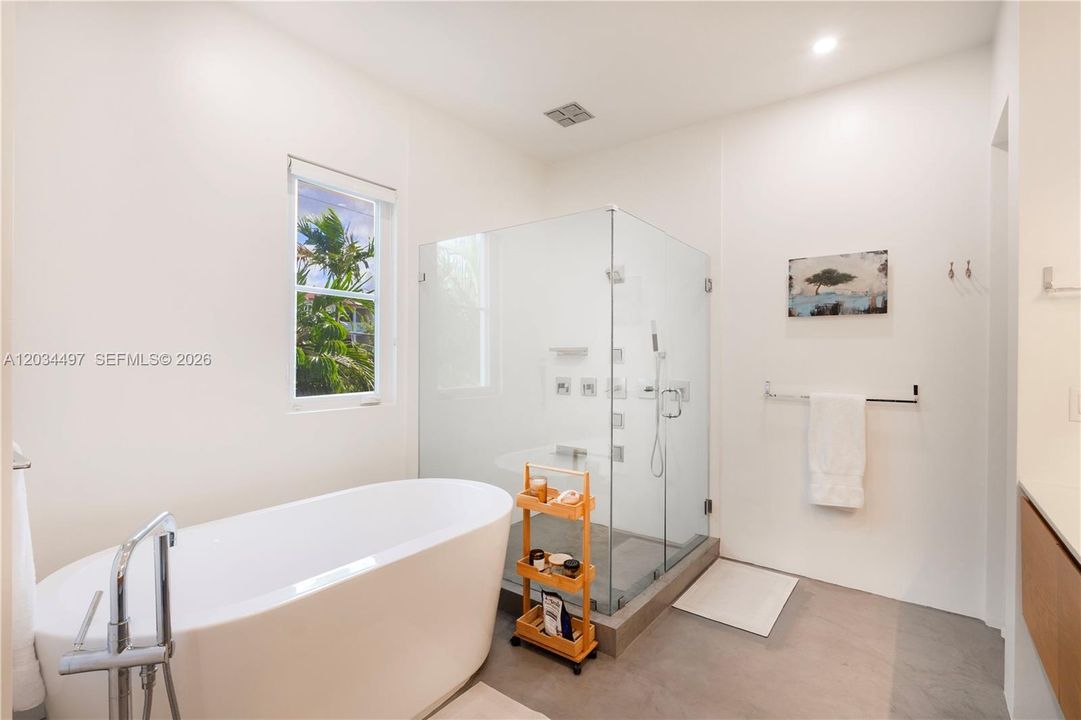 For Sale: $2,995,000 (3 beds, 3 baths, 2976 Square Feet)