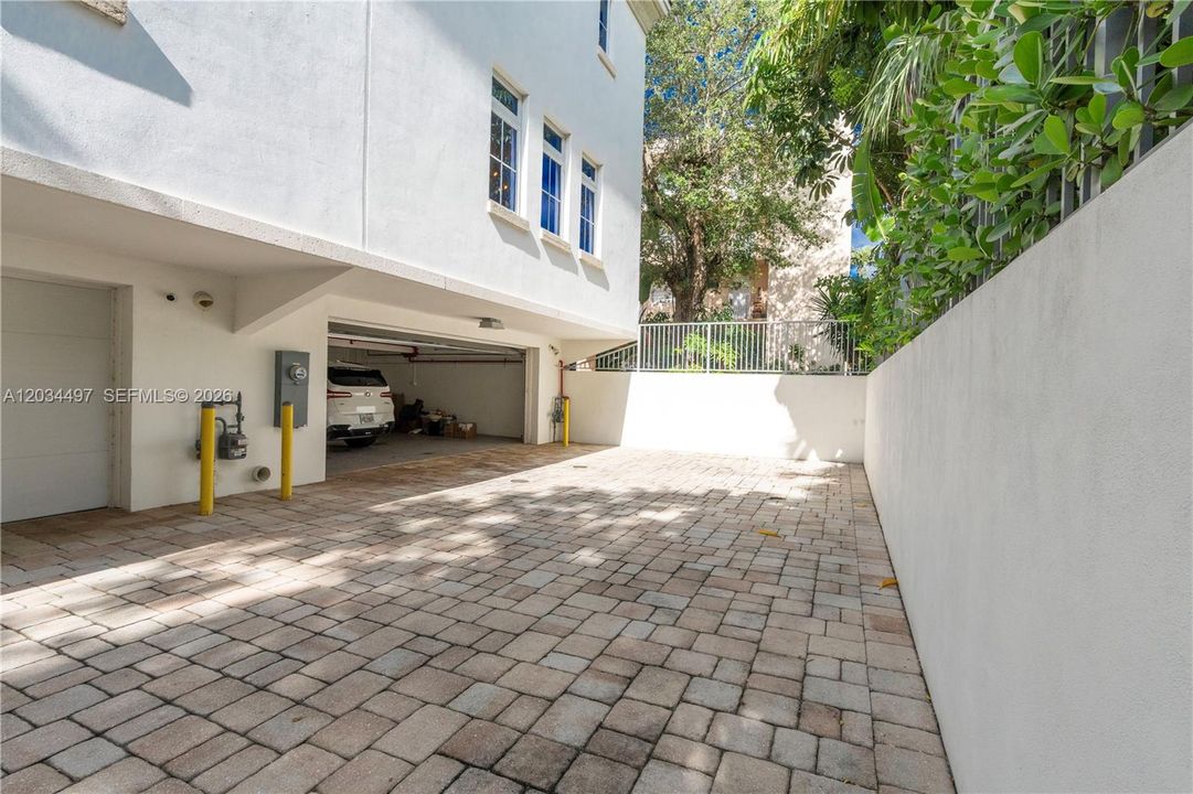 For Sale: $2,995,000 (3 beds, 3 baths, 2976 Square Feet)