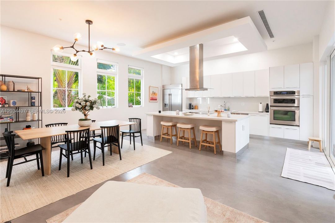 For Sale: $2,995,000 (3 beds, 3 baths, 2976 Square Feet)