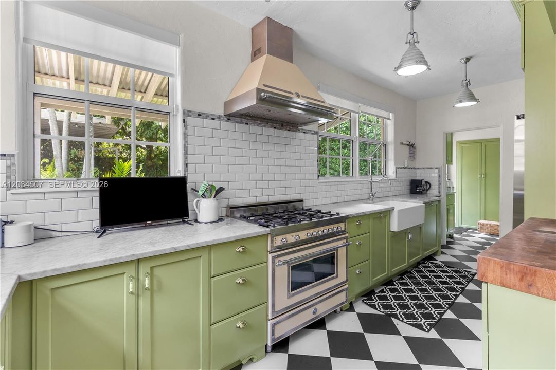 For Sale: $1,898,000 (3 beds, 2 baths, 1931 Square Feet)