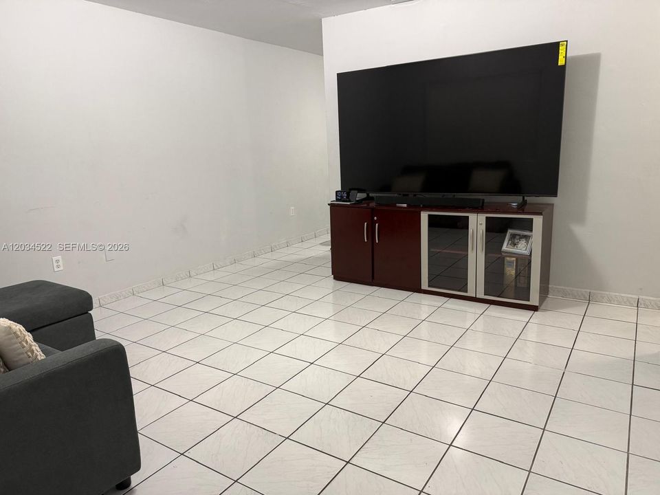 For Rent: $2,100 (2 beds, 1 baths, 825 Square Feet)