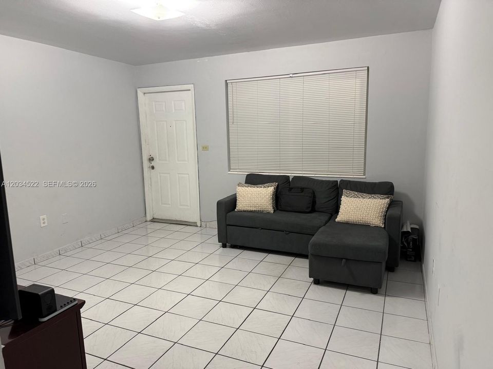 For Rent: $2,100 (2 beds, 1 baths, 825 Square Feet)