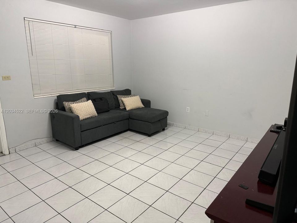 For Rent: $2,100 (2 beds, 1 baths, 825 Square Feet)