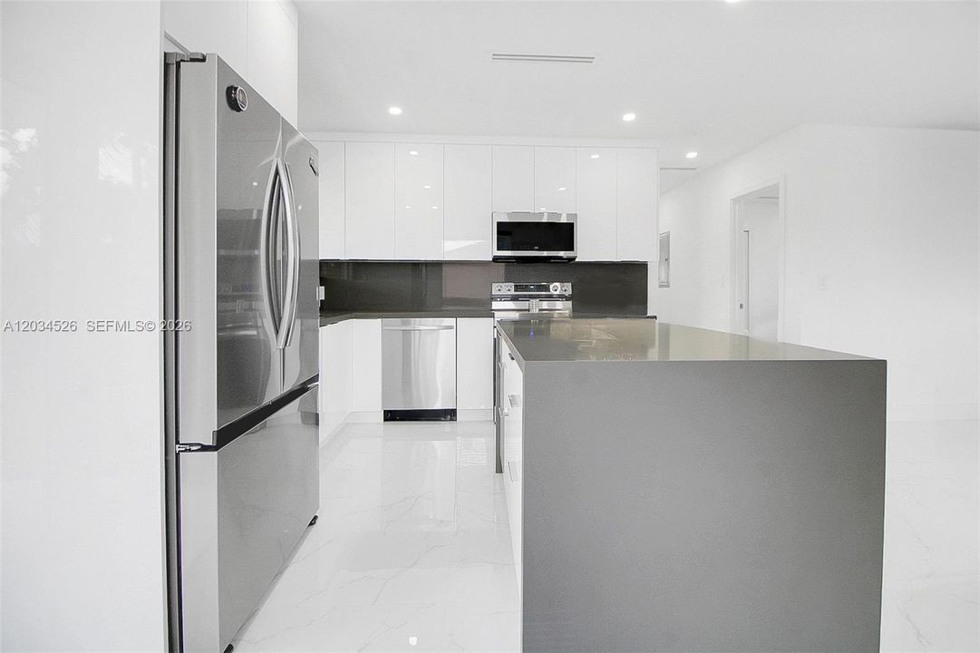 For Sale: $590,000 (3 beds, 2 baths, 1080 Square Feet)