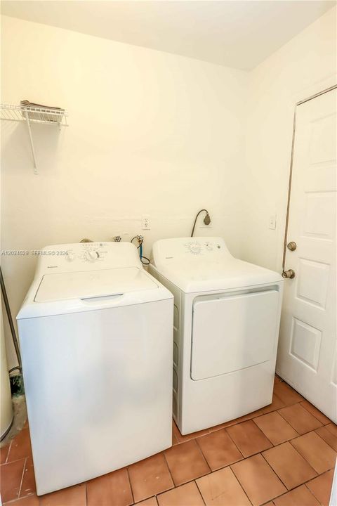 В аренду: $1,900 (2 спален, 1 ванн, 1676 Квадратных фут)