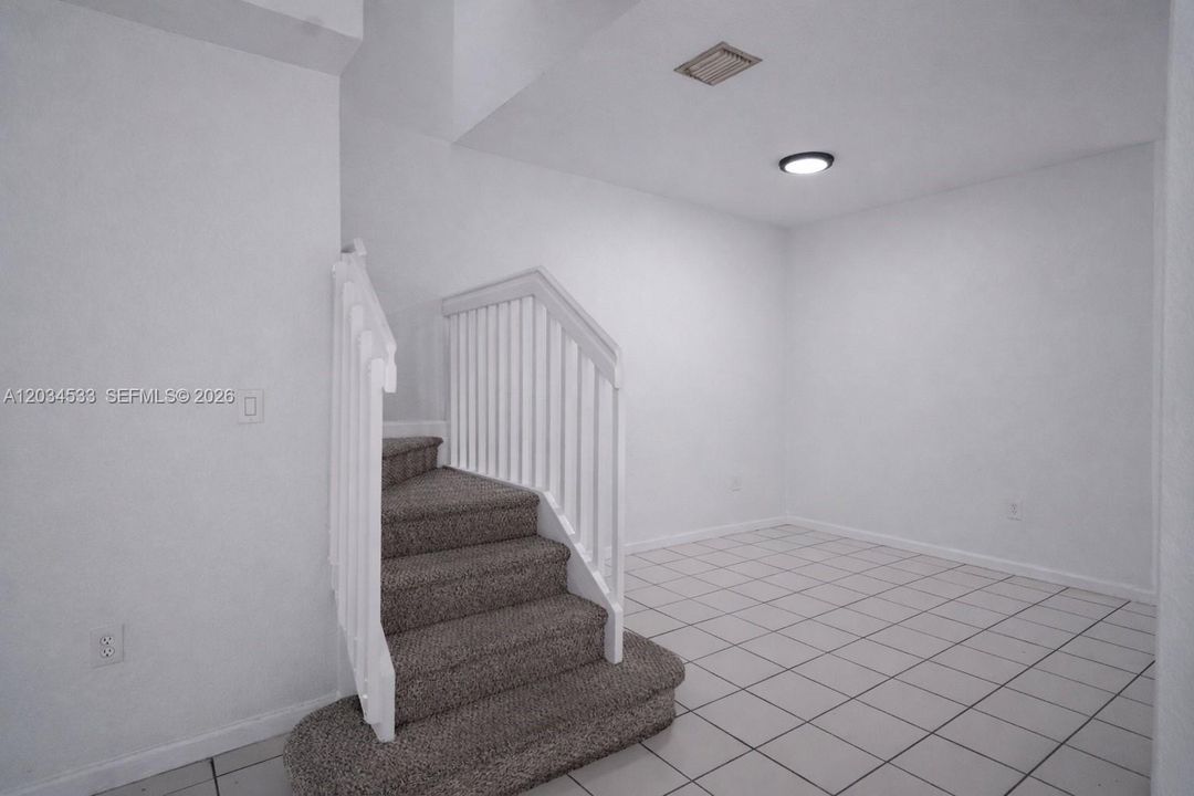 For Sale: $275,000 (3 beds, 3 baths, 1423 Square Feet)