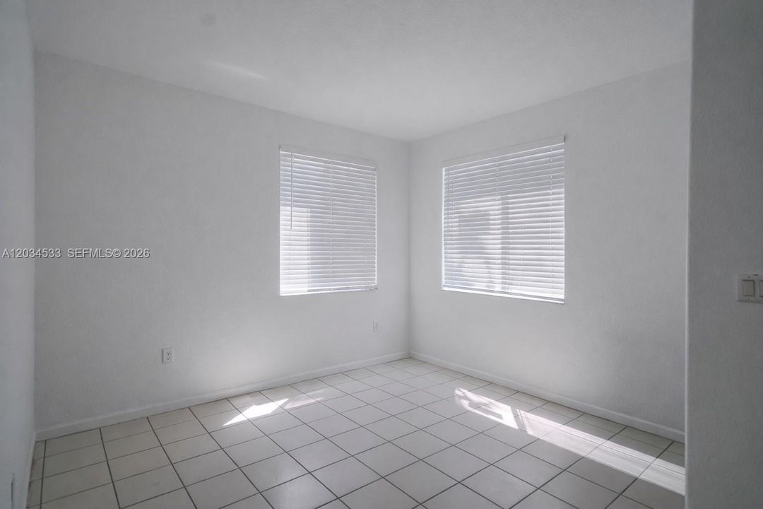 For Sale: $275,000 (3 beds, 3 baths, 1423 Square Feet)