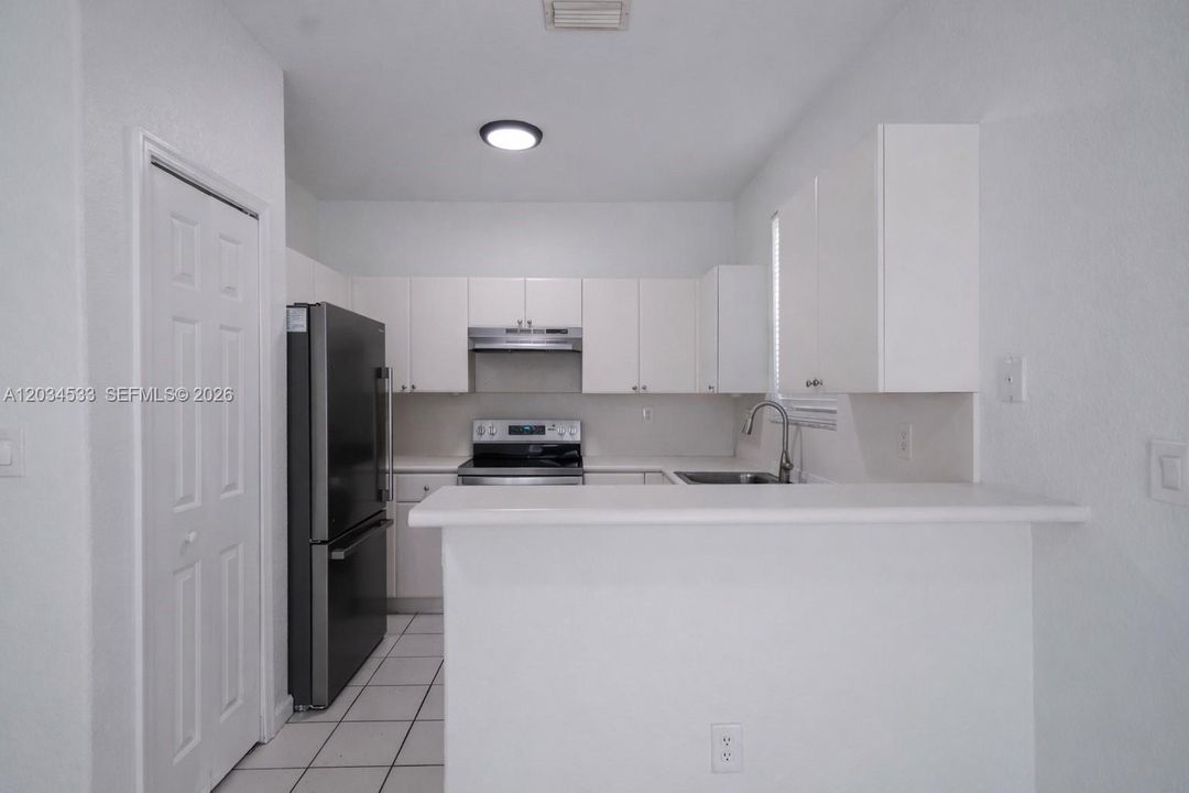 For Sale: $275,000 (3 beds, 3 baths, 1423 Square Feet)