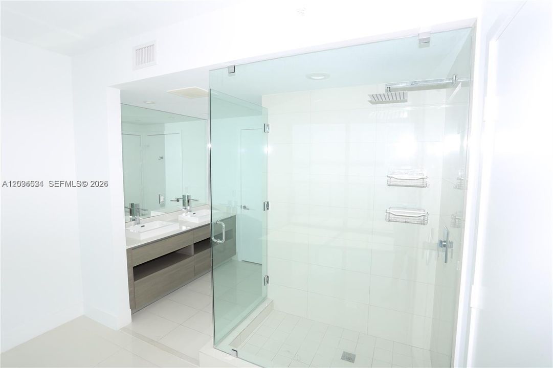 В аренду: $4,500 (2 спален, 2 ванн, 1104 Квадратных фут)