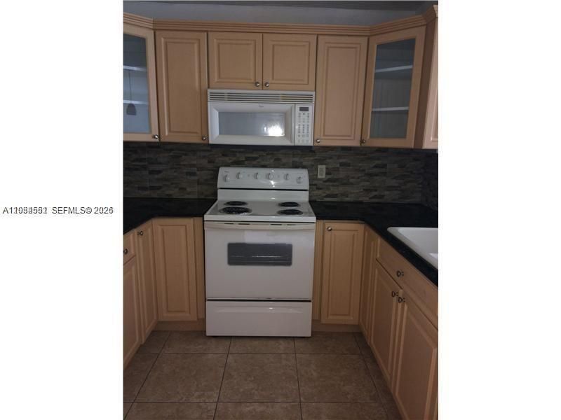 For Rent: $1,750 (1 beds, 1 baths, 712 Square Feet)