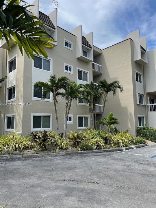 For Rent: $1,750 (1 beds, 1 baths, 712 Square Feet)