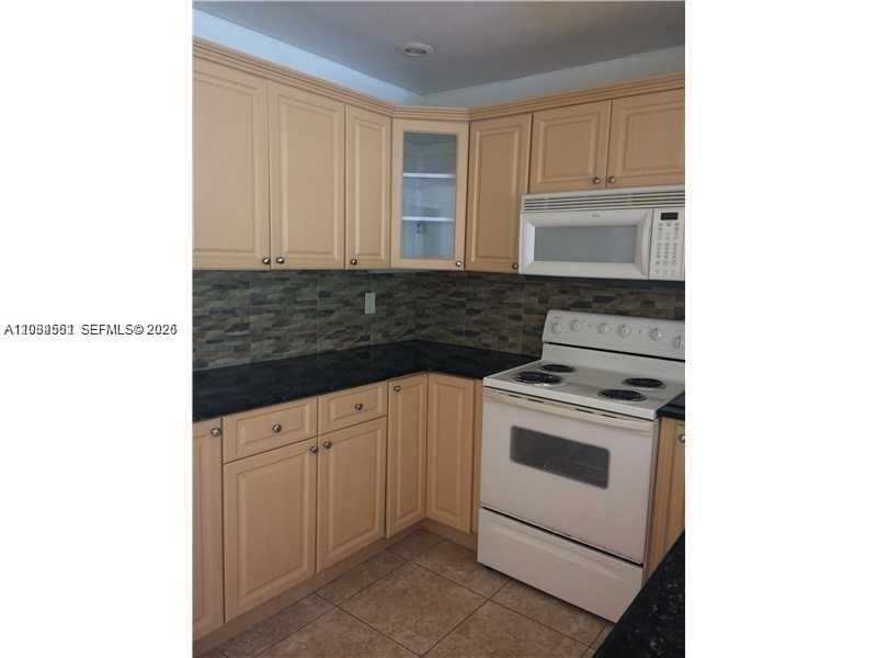 For Rent: $1,750 (1 beds, 1 baths, 712 Square Feet)