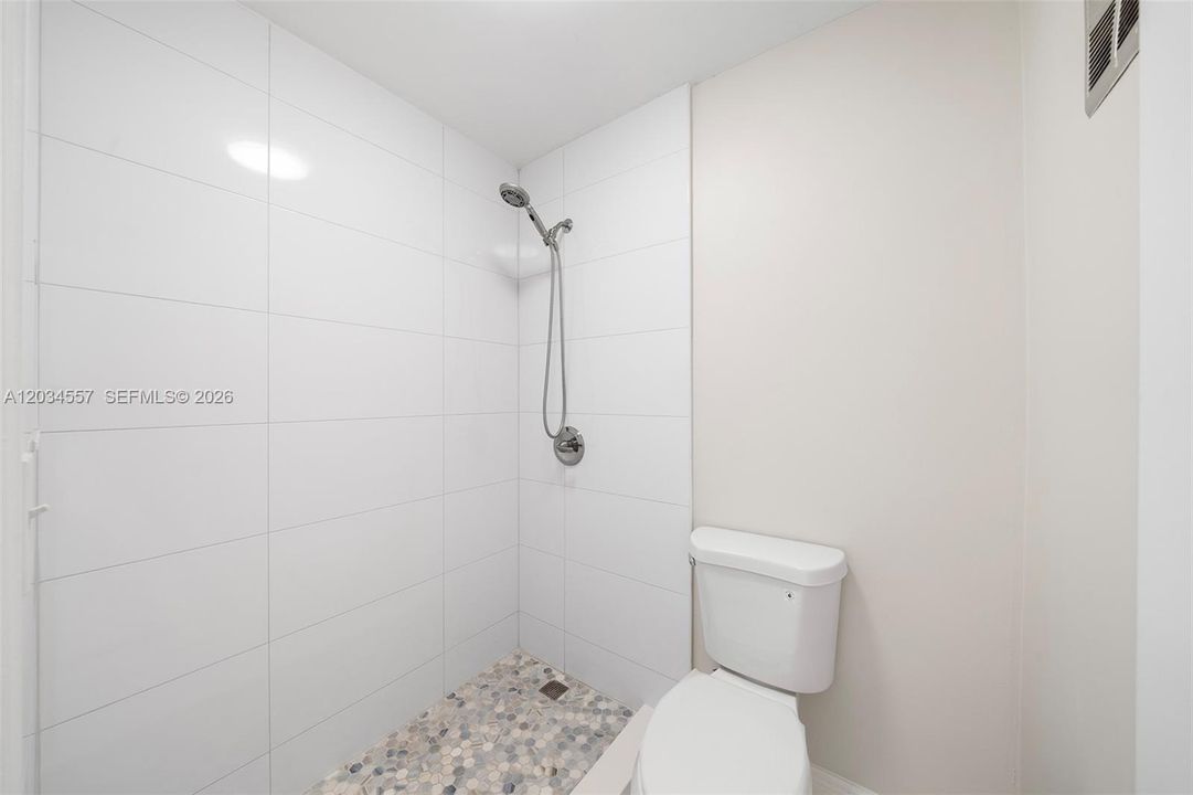 For Sale: $425,000 (1 beds, 1 baths, 700 Square Feet)