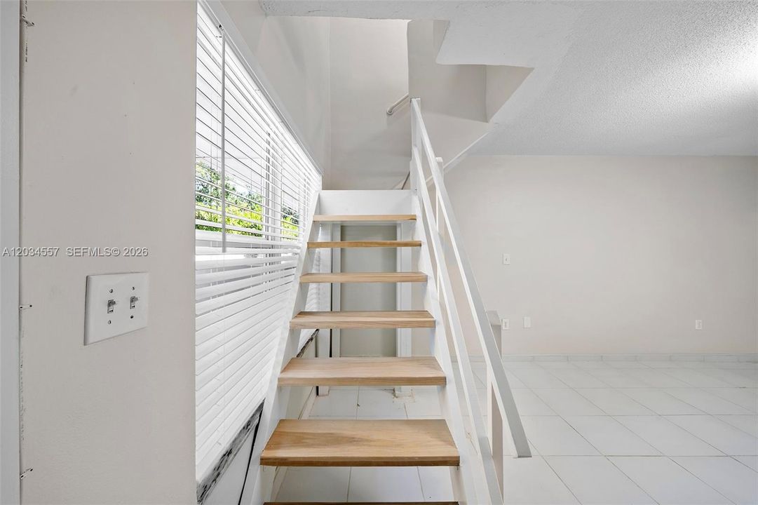 For Sale: $425,000 (1 beds, 1 baths, 700 Square Feet)