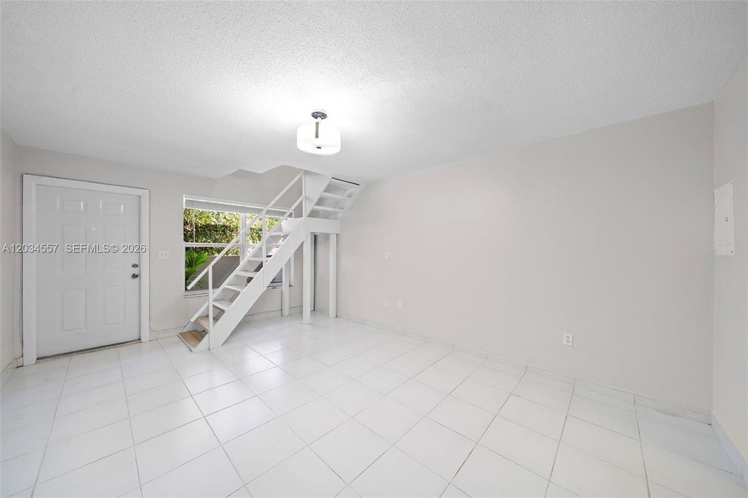 For Sale: $425,000 (1 beds, 1 baths, 700 Square Feet)