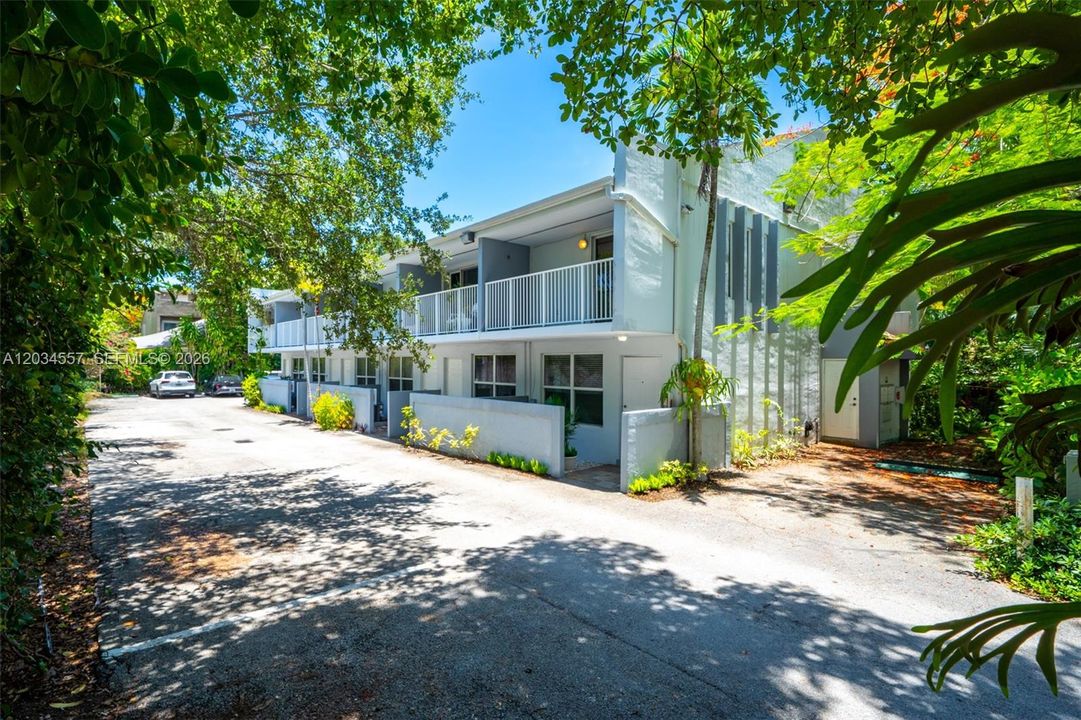For Sale: $425,000 (1 beds, 1 baths, 700 Square Feet)