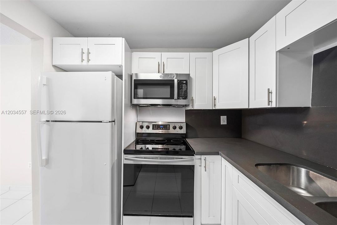 For Sale: $425,000 (1 beds, 1 baths, 700 Square Feet)