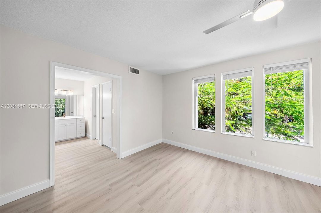 For Sale: $425,000 (1 beds, 1 baths, 700 Square Feet)