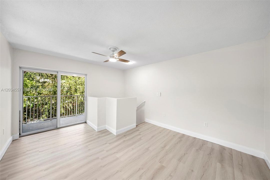 For Sale: $425,000 (1 beds, 1 baths, 700 Square Feet)