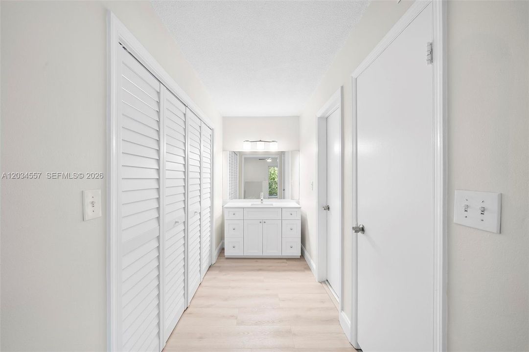 For Sale: $425,000 (1 beds, 1 baths, 700 Square Feet)