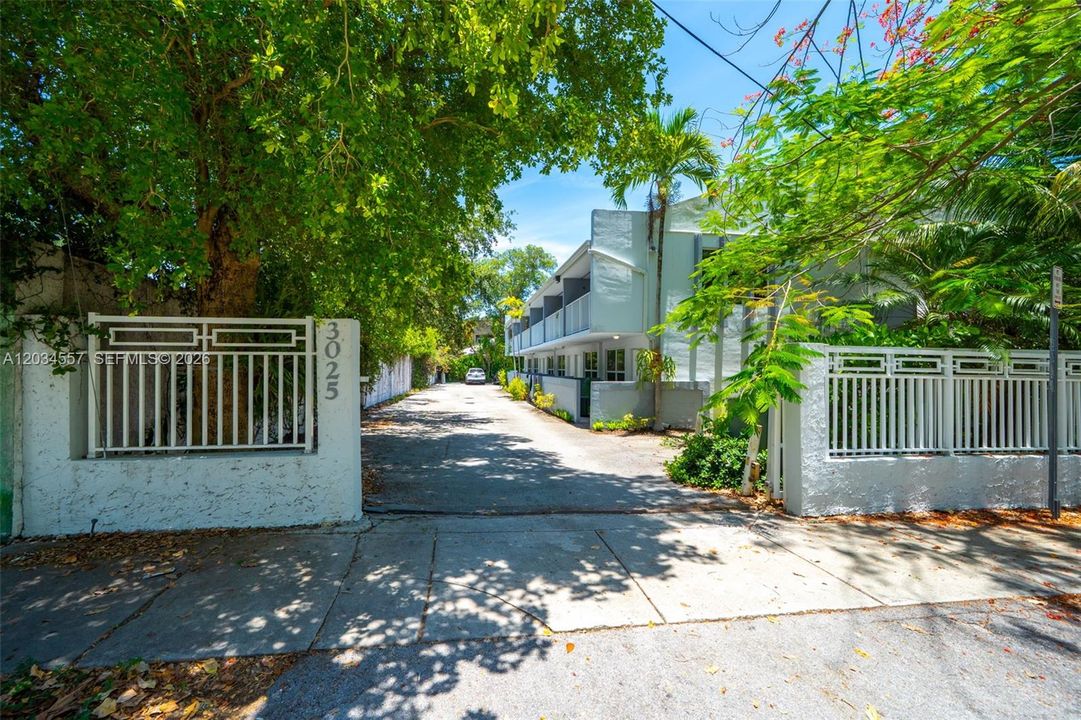 For Sale: $425,000 (1 beds, 1 baths, 700 Square Feet)