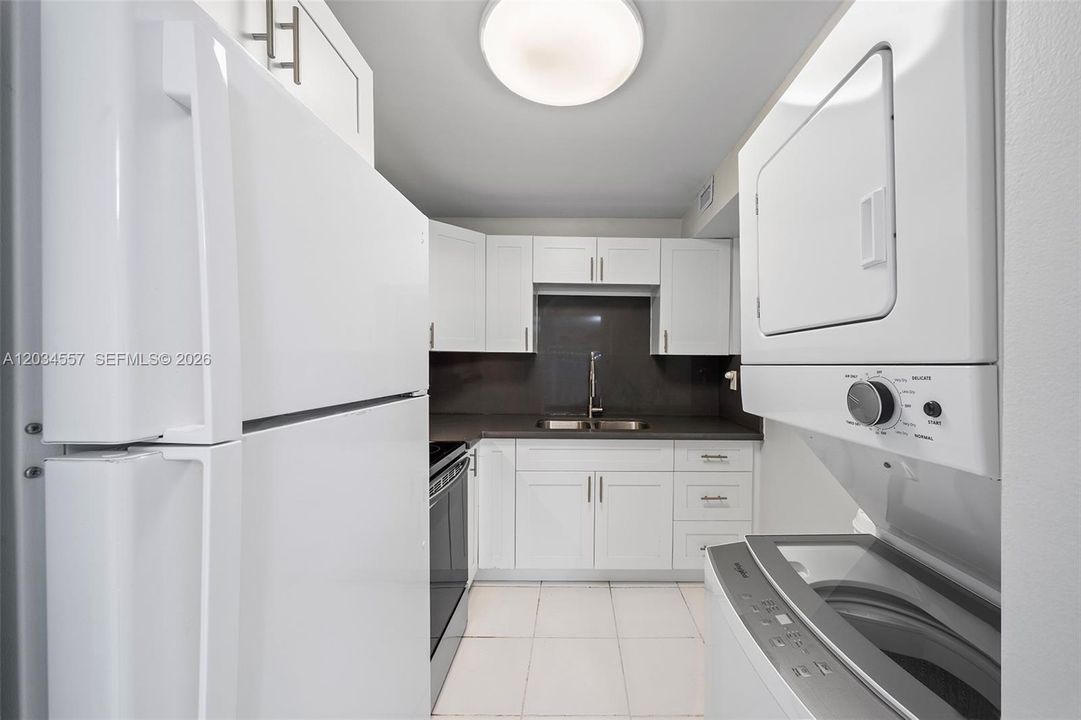 For Sale: $425,000 (1 beds, 1 baths, 700 Square Feet)