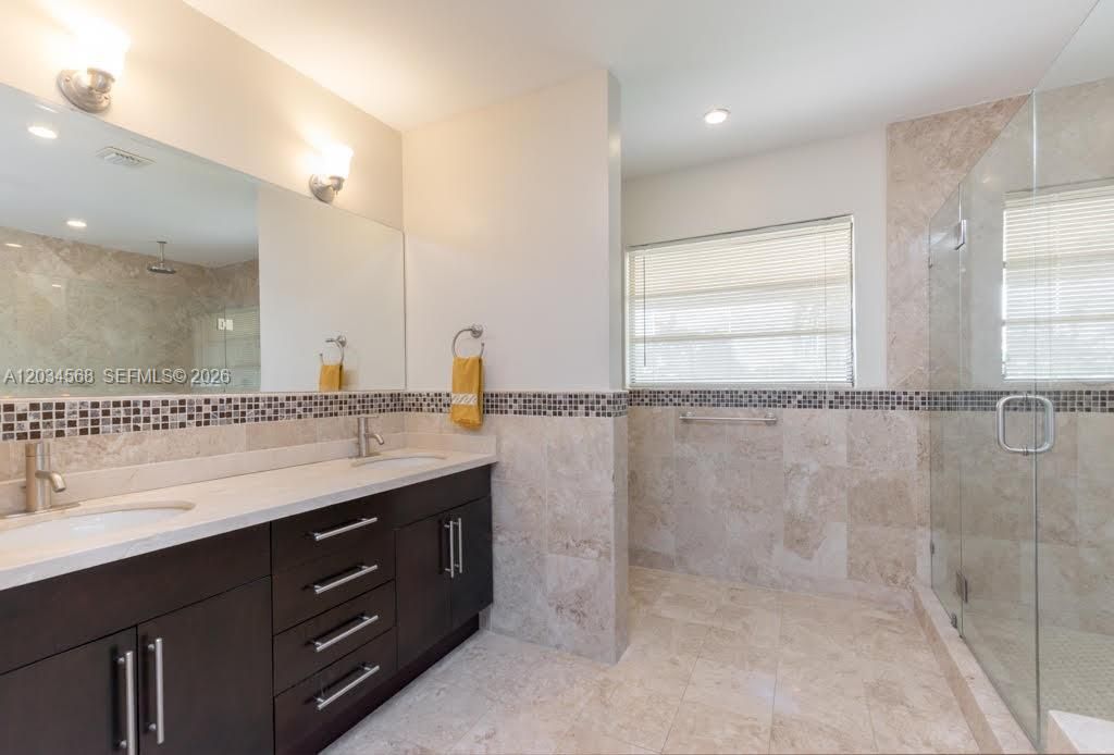 For Rent: $10,900 (4 beds, 3 baths, 2800 Square Feet)