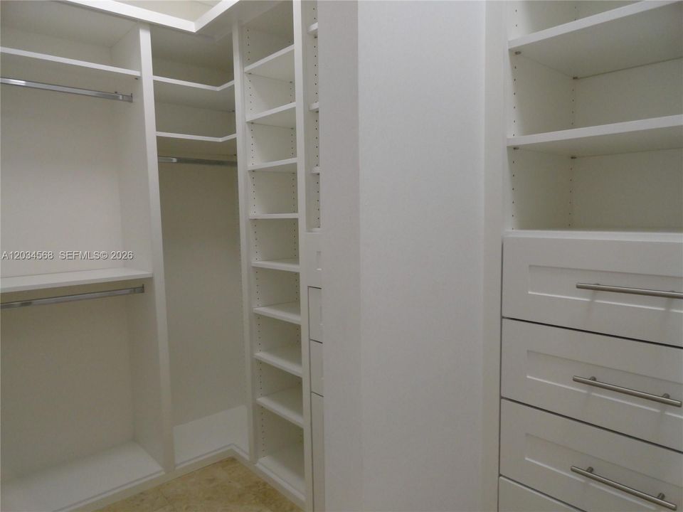 For Rent: $10,900 (4 beds, 3 baths, 2800 Square Feet)