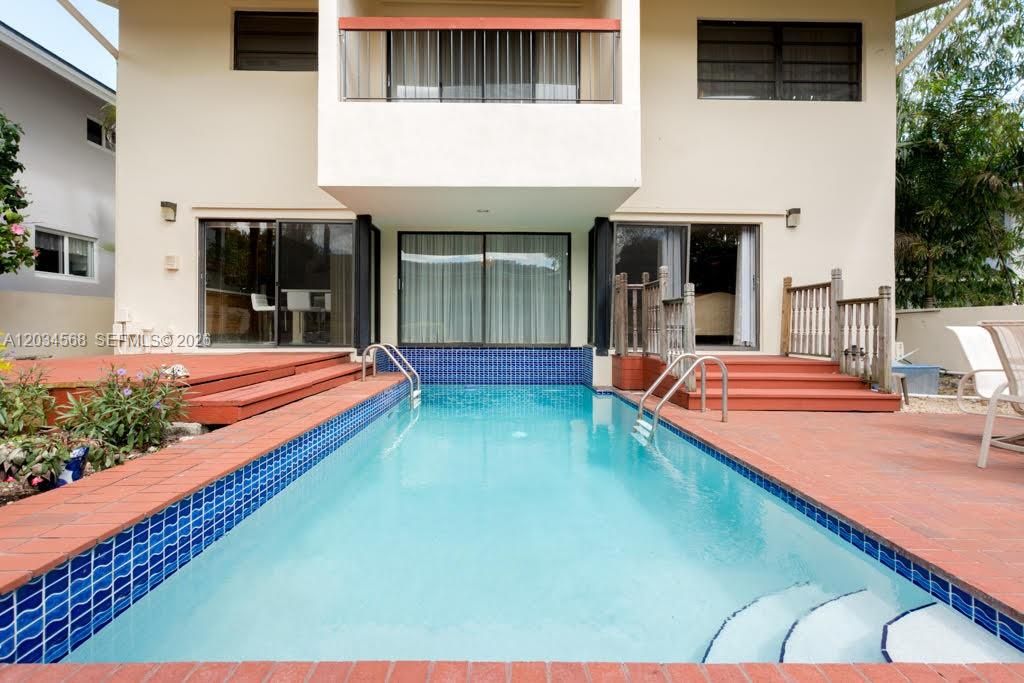 For Rent: $10,900 (4 beds, 3 baths, 2800 Square Feet)
