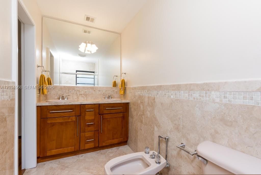 For Rent: $10,900 (4 beds, 3 baths, 2800 Square Feet)