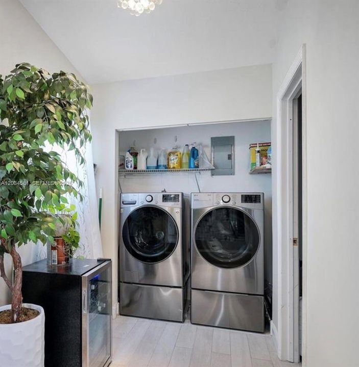For Sale: $750,000 (3 beds, 2 baths, 1192 Square Feet)