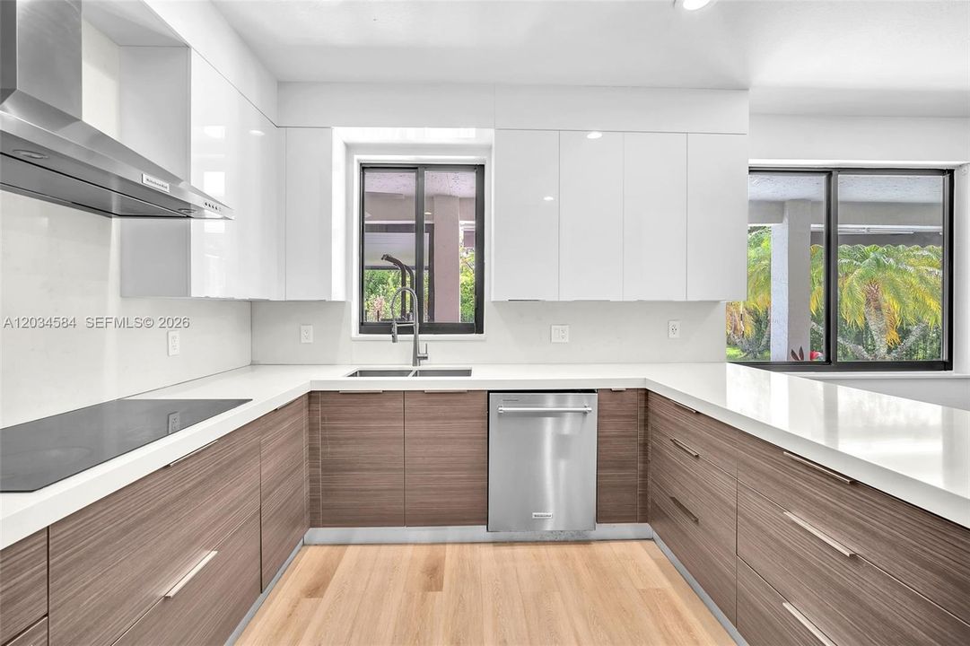 For Sale: $1,295,000 (4 beds, 2 baths, 2550 Square Feet)