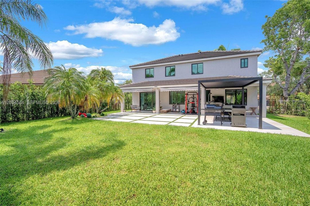 For Sale: $1,295,000 (4 beds, 2 baths, 2550 Square Feet)