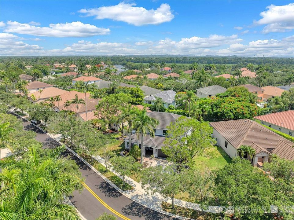 For Sale: $1,295,000 (4 beds, 2 baths, 2550 Square Feet)