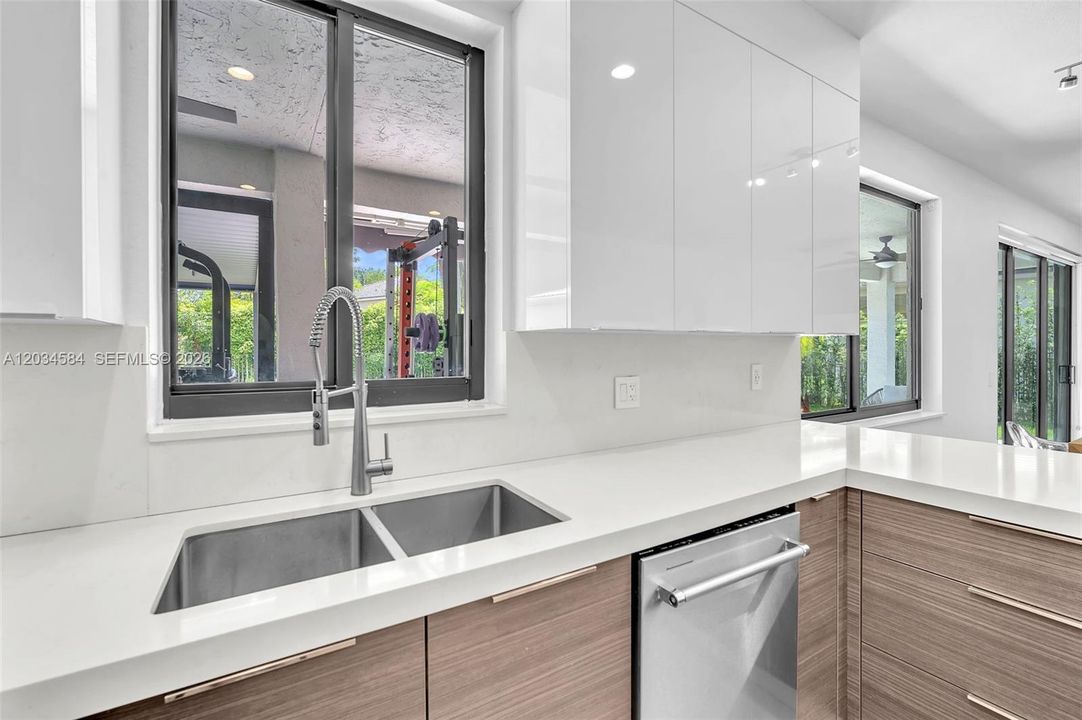 For Sale: $1,295,000 (4 beds, 2 baths, 2550 Square Feet)
