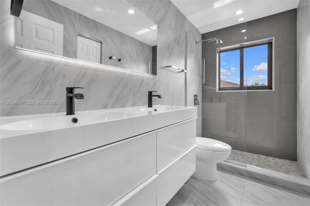 For Sale: $1,295,000 (4 beds, 2 baths, 2550 Square Feet)