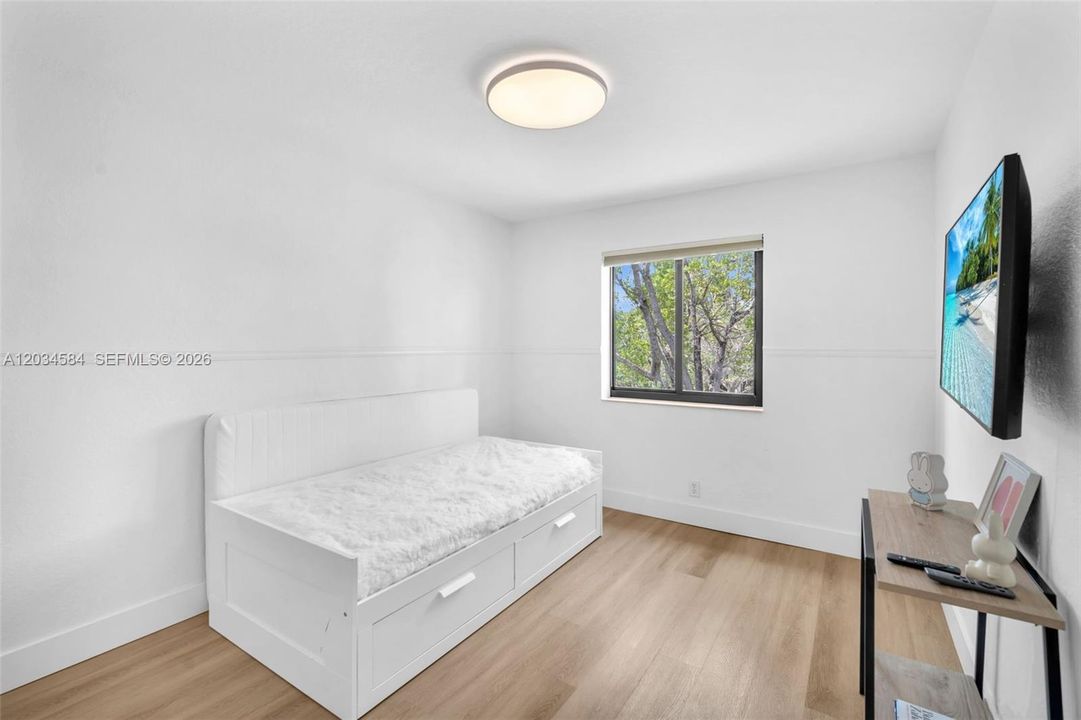 For Sale: $1,295,000 (4 beds, 2 baths, 2550 Square Feet)