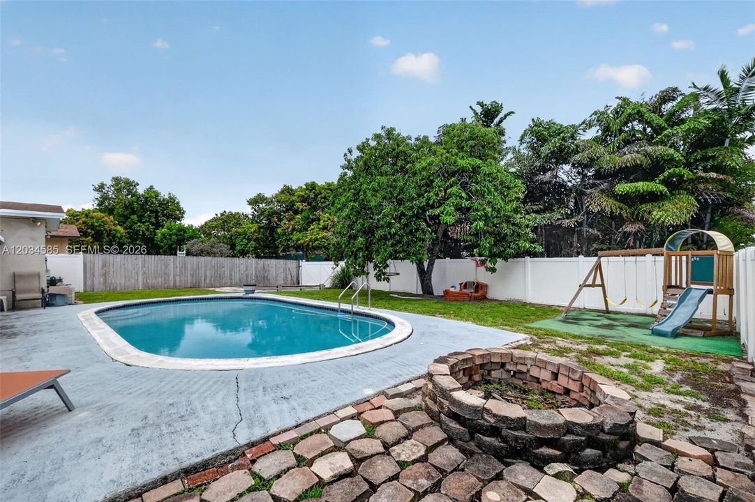 For Sale: $600,000 (4 beds, 2 baths, 1970 Square Feet)