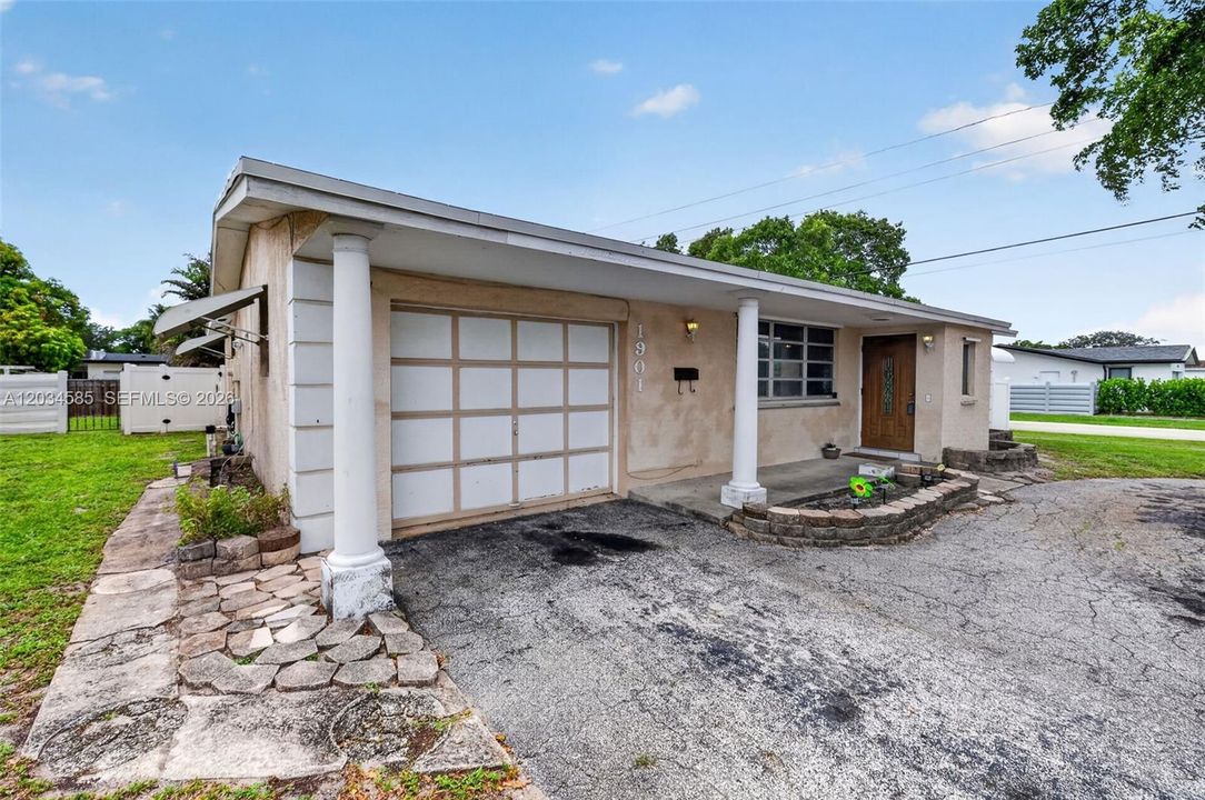 For Sale: $600,000 (4 beds, 2 baths, 1970 Square Feet)