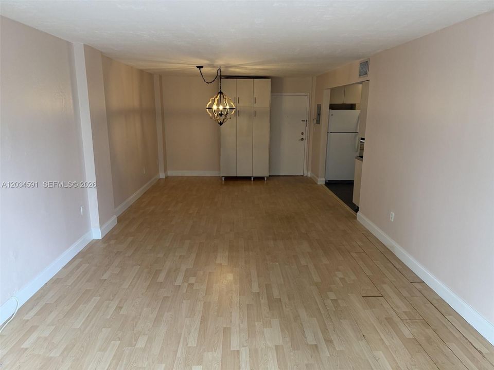 For Sale: $275,000 (2 beds, 1 baths, 1077 Square Feet)