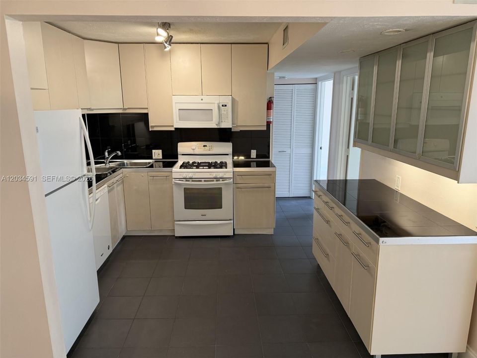 For Sale: $275,000 (2 beds, 1 baths, 1077 Square Feet)