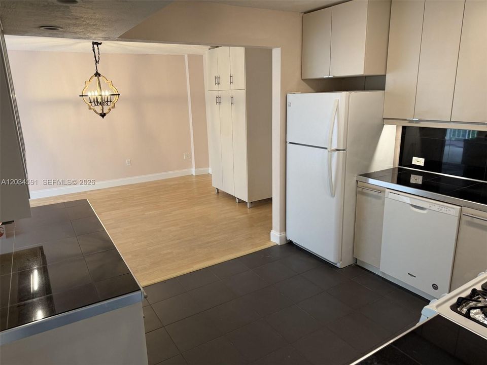 For Sale: $275,000 (2 beds, 1 baths, 1077 Square Feet)