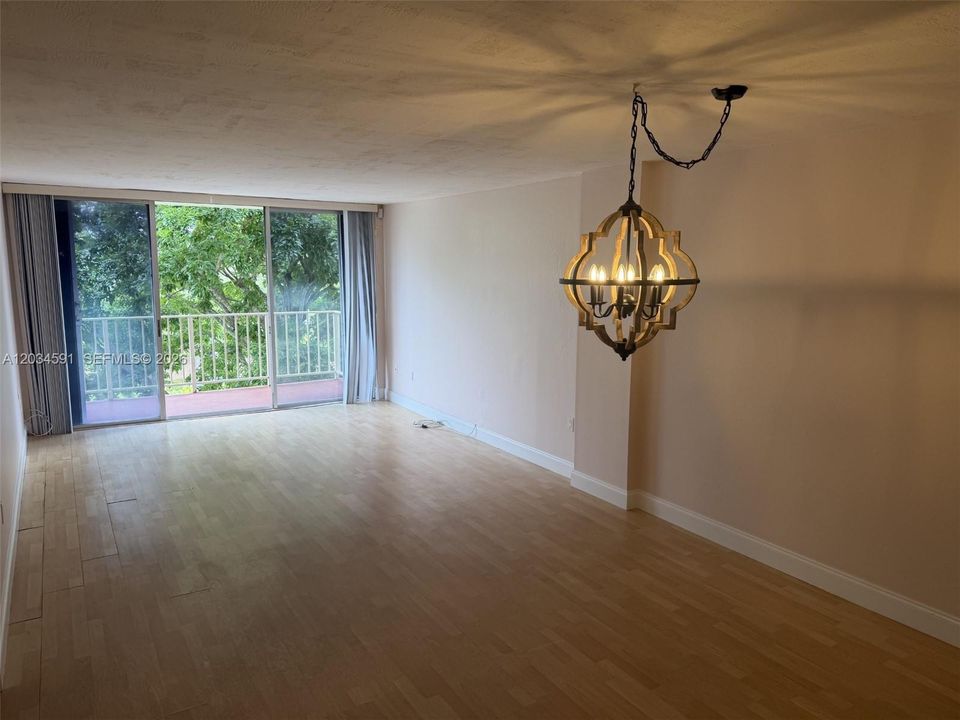 For Sale: $275,000 (2 beds, 1 baths, 1077 Square Feet)