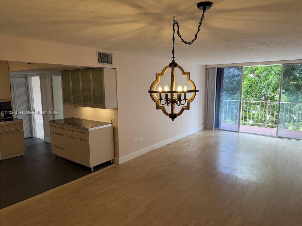 For Sale: $275,000 (2 beds, 1 baths, 1077 Square Feet)