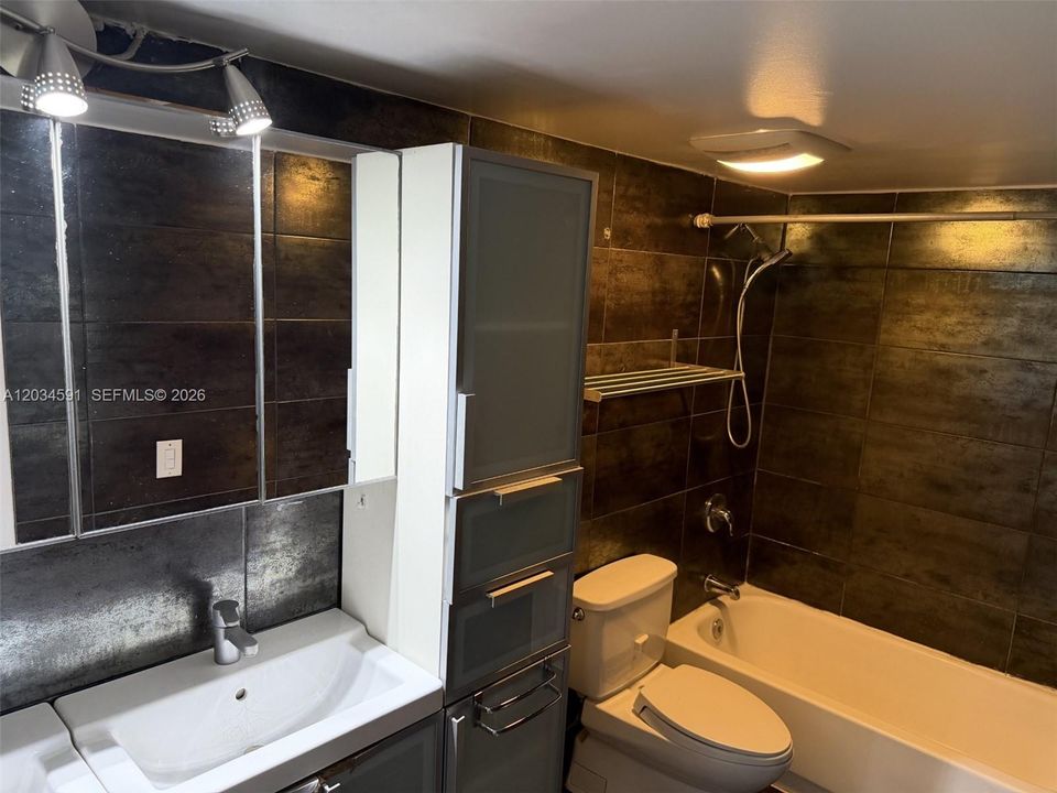 For Sale: $275,000 (2 beds, 1 baths, 1077 Square Feet)