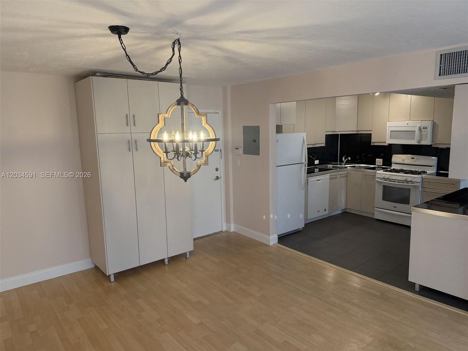 For Sale: $275,000 (2 beds, 1 baths, 1077 Square Feet)