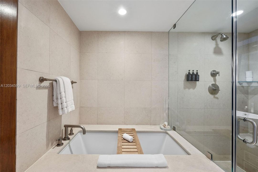 For Rent: $6,000 (1 beds, 1 baths, 662 Square Feet)