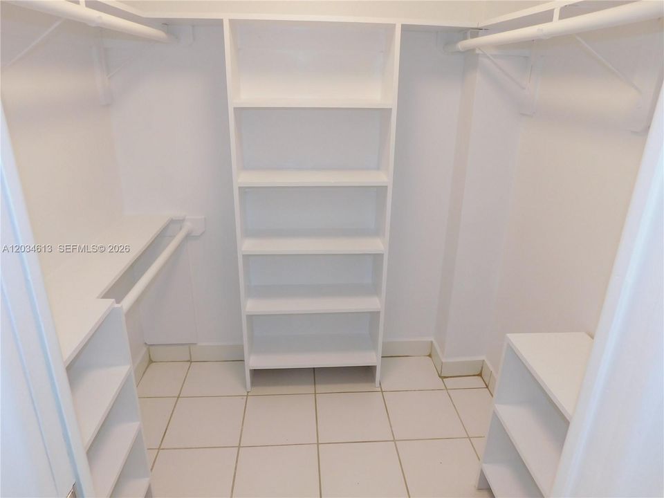 WALK IN CLOSET IN  MASTER