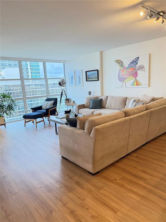 В аренду: $4,650 (2 спален, 2 ванн, 1316 Квадратных фут)